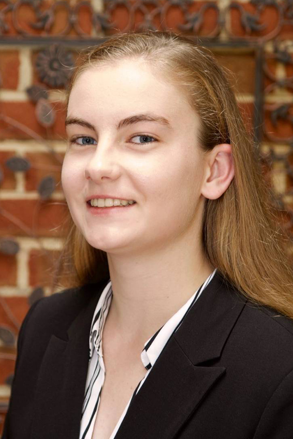 Katie Groenhout headshot