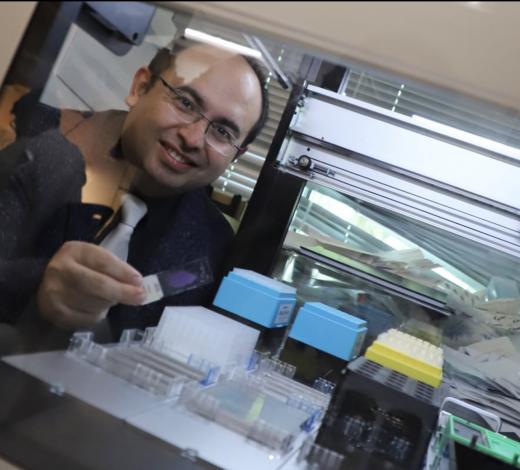 Photo of Professor Ahmet Coskun in his lab